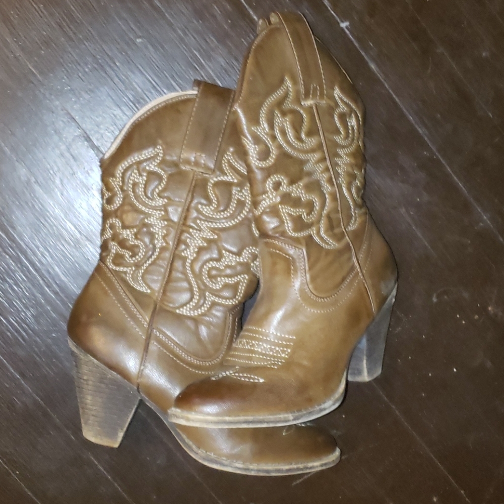 Cowboy boots w/ heel